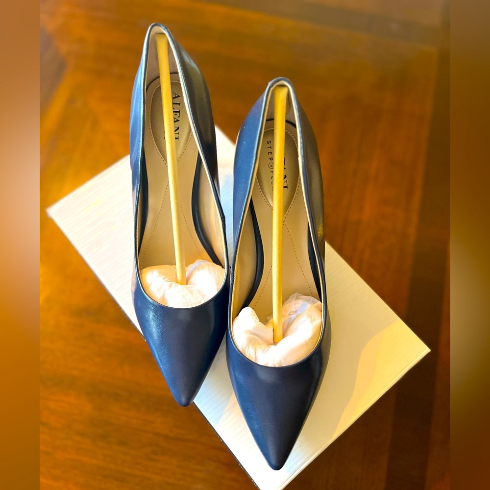 NIB Alfani Navy Pumps